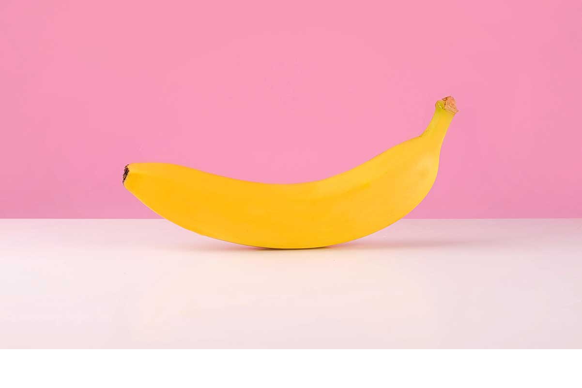 Banane vor pinkem Hintergrund
