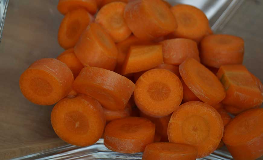 Karotten mit schale in Scheiben geschnitten